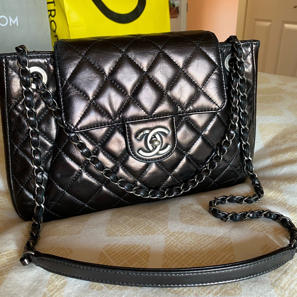 ✨SOLD✨✨Chanel calfskin quilted black flap bag